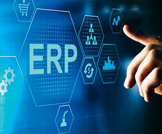 Profissional interagindo com painel ERP